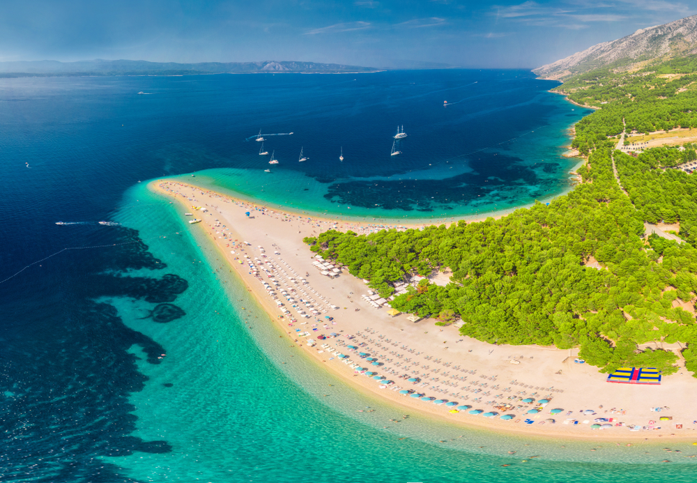 La plage de Zlatni Rat sur l'île de Brac Croatie