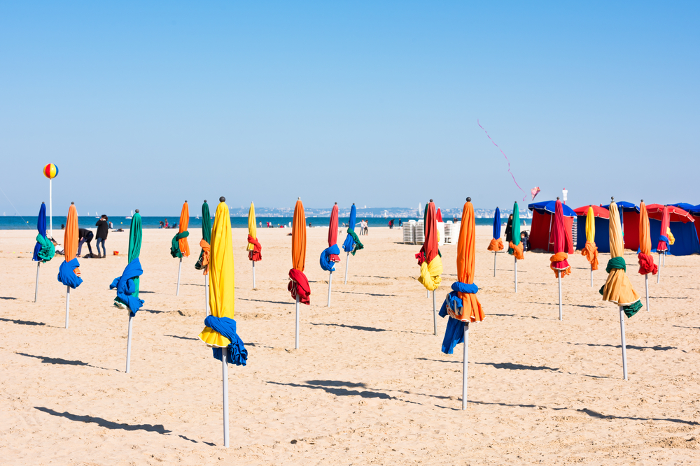 parasols sur la plage de deauville