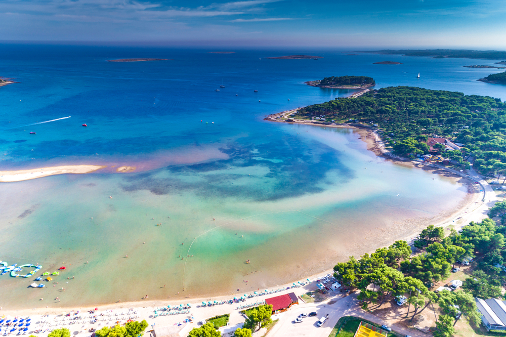 plage sable croatie : bijeca, baie de medulin
