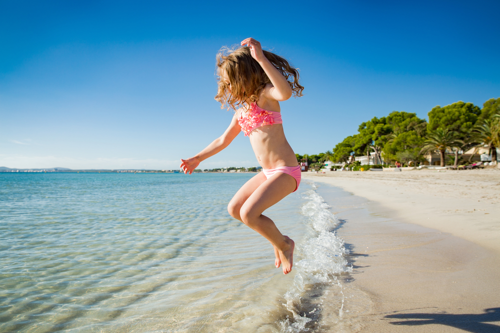 plage de Majorque, Baléares, enfant sautant dans l'eau